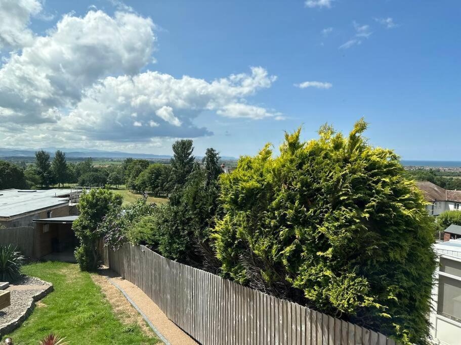 Offa'S Lodge Family Home Quiet Area With Sea Views Prestatyn Εξωτερικό φωτογραφία